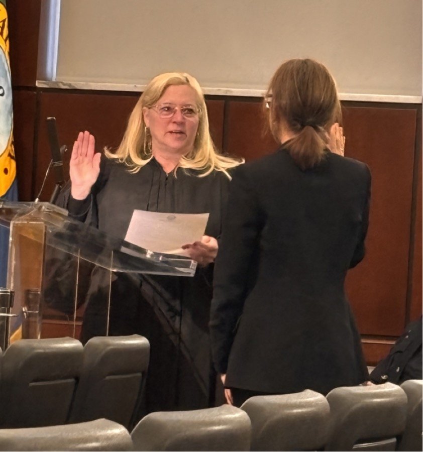 Jenni Berz being sworn in