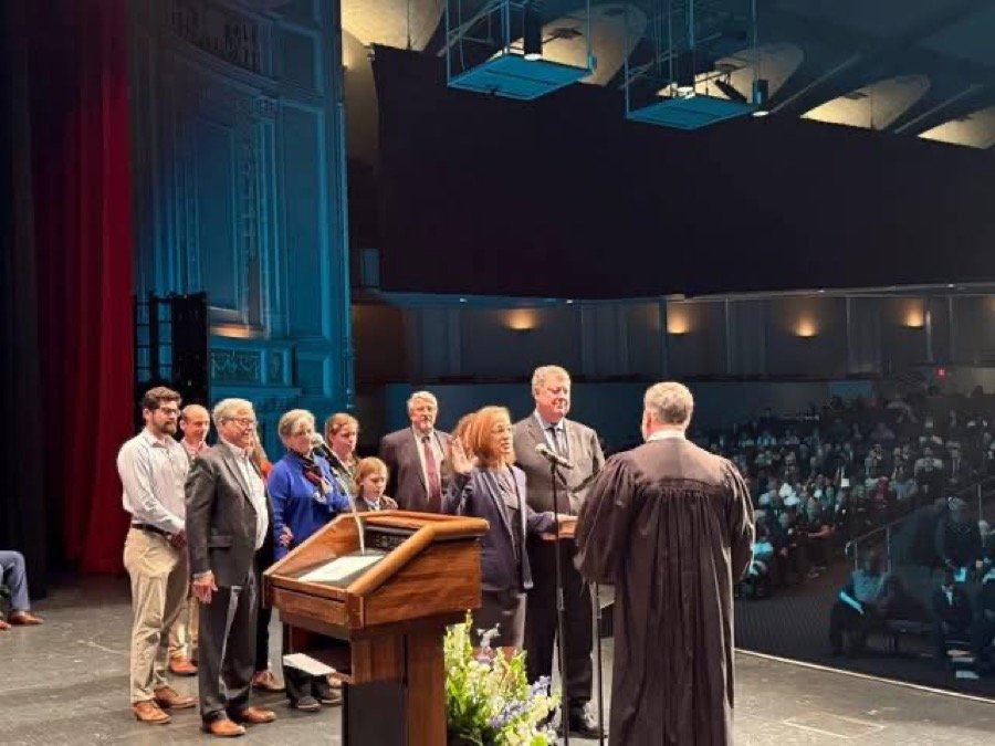 Jenni Berz being sworn in to serve Chattanooga City Council